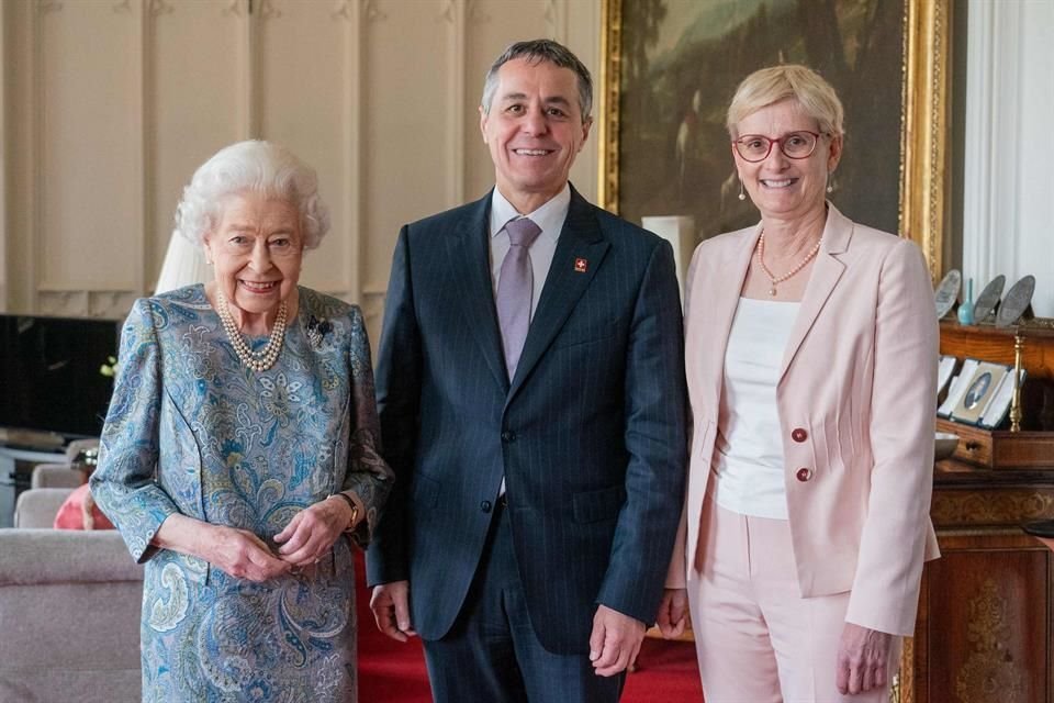 La Reina Isabel II se reunió con el presidente suizo Ignazi Cassis sin usar bastón; se espera continúe así para el festejo de jubileo.