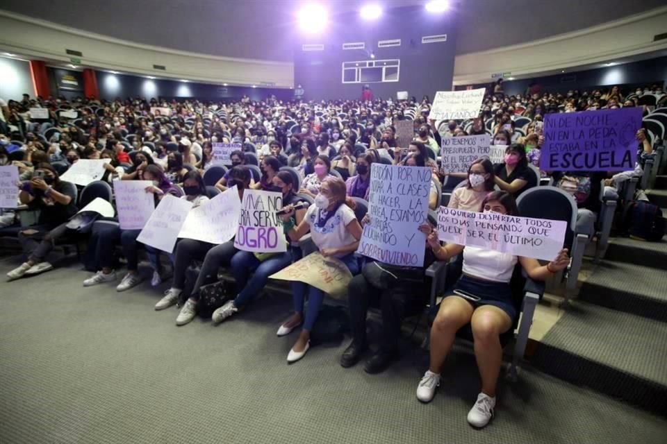 Manifestación de alumnas de la Preparatoria 11 y el CUCS por los casos de acoso, abusos sexuales e inseguridad que se viven dentro y en la zona de los alrededores de los planteles.