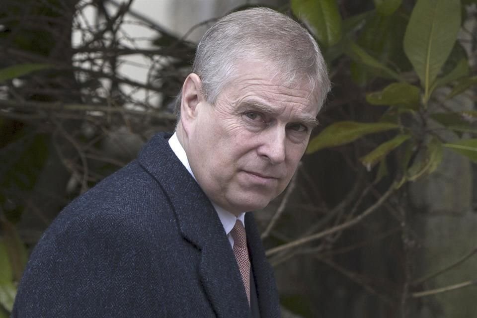 El Príncipe Andrés fue despojado de su distinción honorífica otorgada por la ciudad de York en 1987; piden retirar titulo de Duque de York.