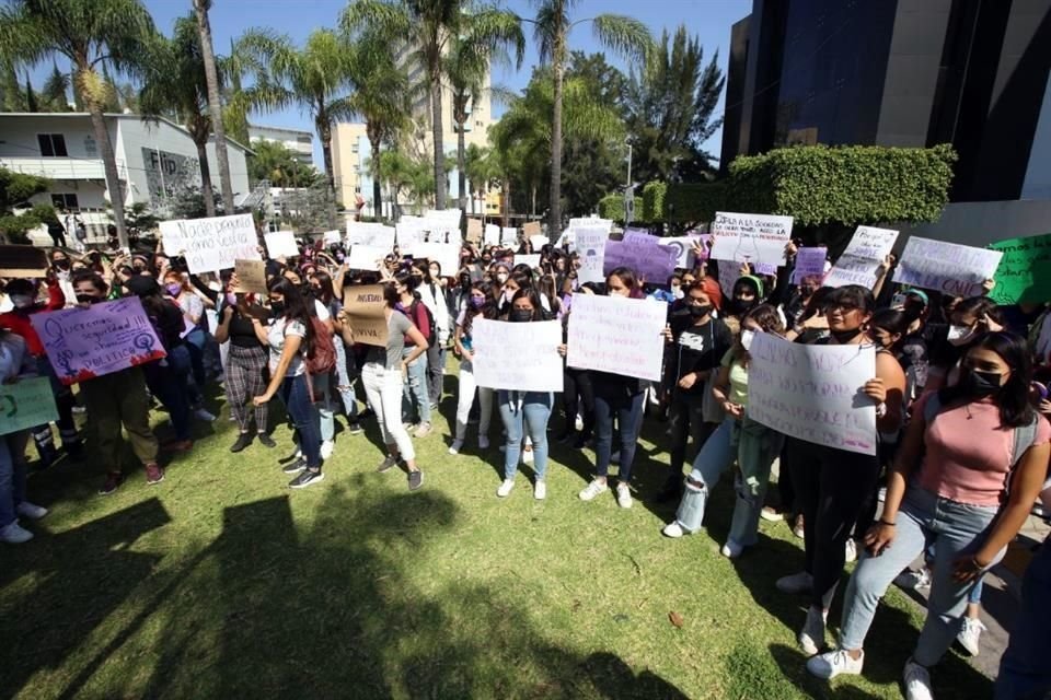 Manifestación de alumnas de la Preparatoria 11 y el CUCS por los casos de inseguridad que se viven alrededor de los planteles.