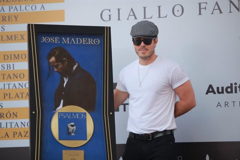 El ex integrante de Panda, José Madero, recibió un disco de oro por su material 'Psalmos' y anunció nueva gira internacional.