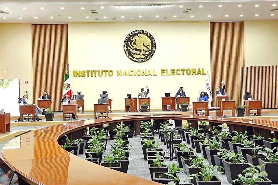 Expertos electorales consideraron que con reforma AMLO busca controlar sistema electoral y garantizar que Morena se mantenga como mayoría.