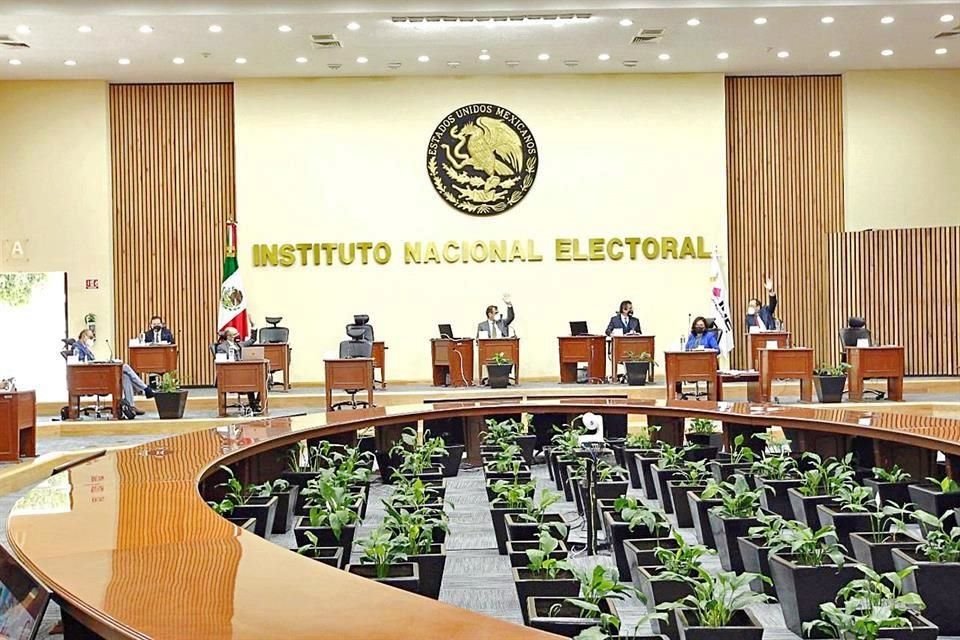 Expertos electorales consideraron que con reforma AMLO busca controlar sistema electoral y garantizar que Morena se mantenga como mayoría.