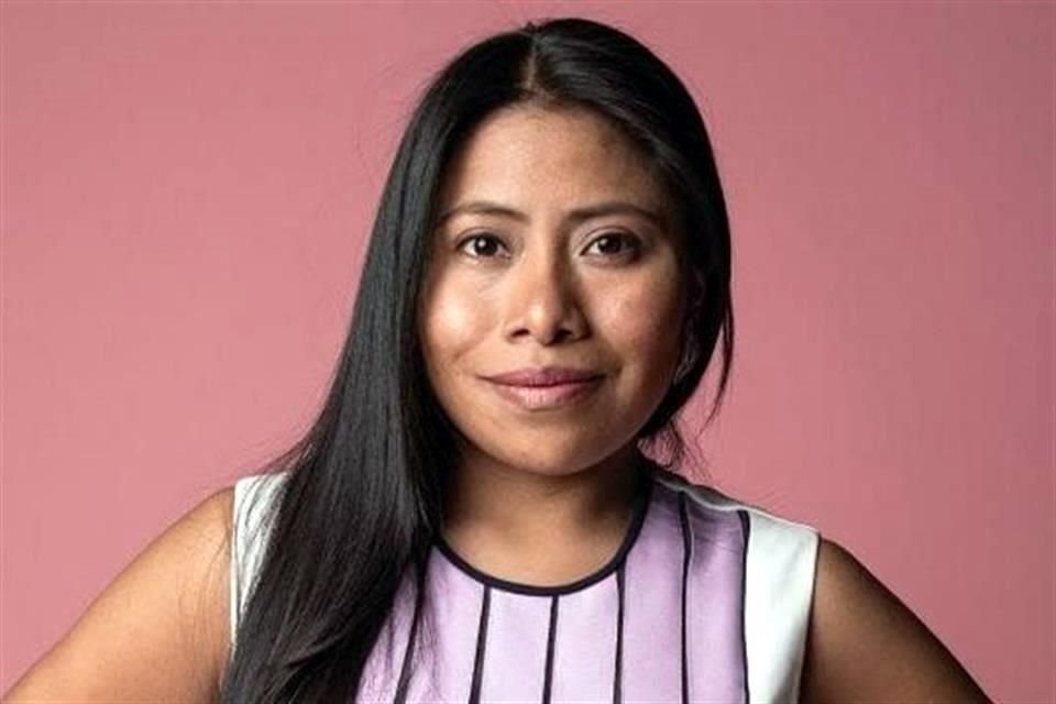 La actriz Yalitza Aparicio compartió en sus redes sociales fotos en bikini que tomó durante sus vacaciones en playas de Oaxaca.