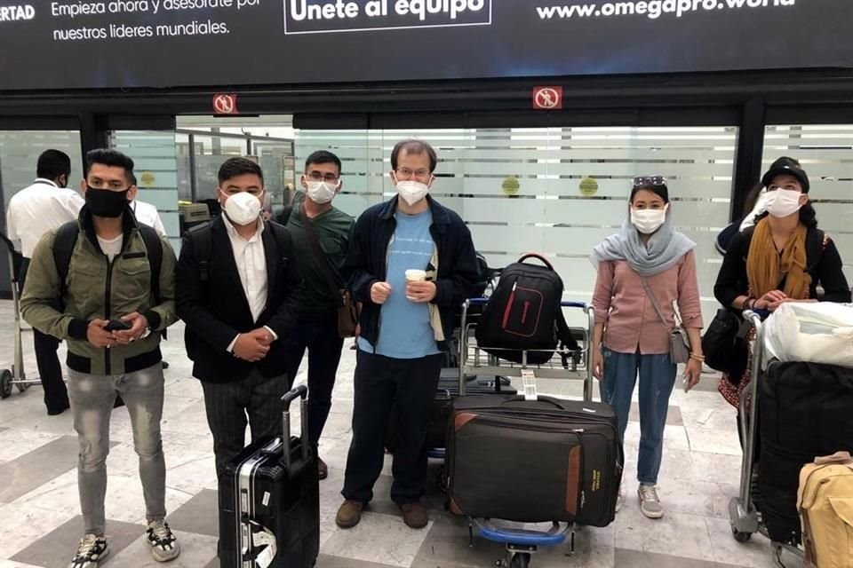 El violinista William Harvey (al centro), quien encabeza la organización Cultures in Harmony, recibió al grupo de estudiantes en el aeropuerto Benito Juárez.