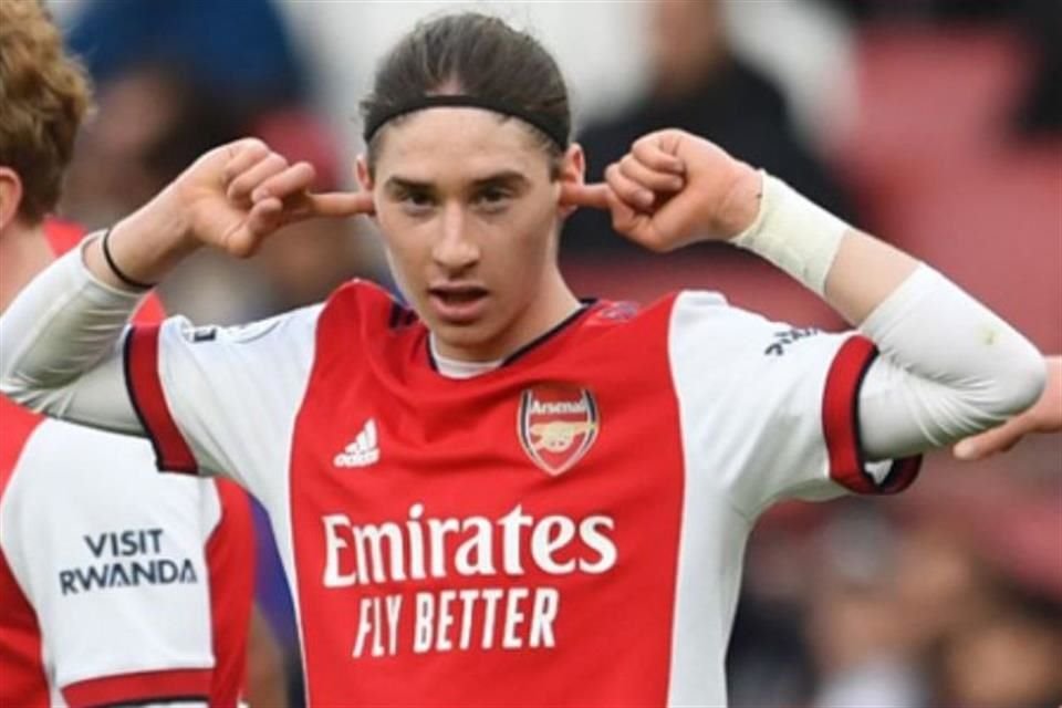 El delantero mexicano aprovechó un rebote para marcar gol en el Emirates Stadium.