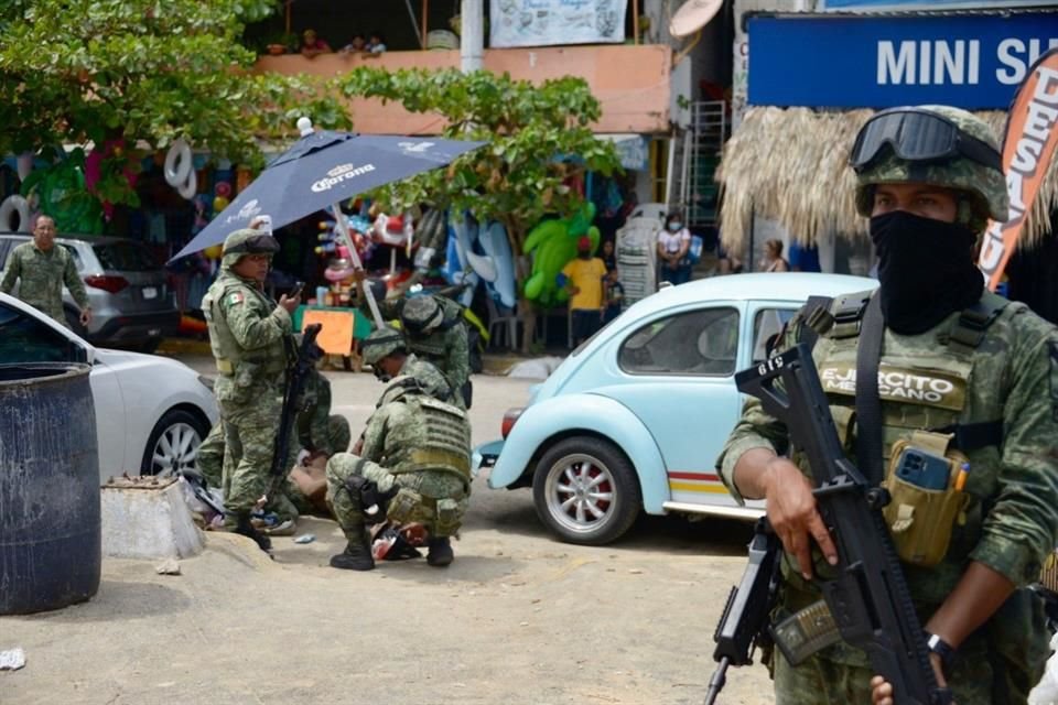 Un sujeto desembarcó de una lancha y disparó a dos personas para después darse a la fuga.