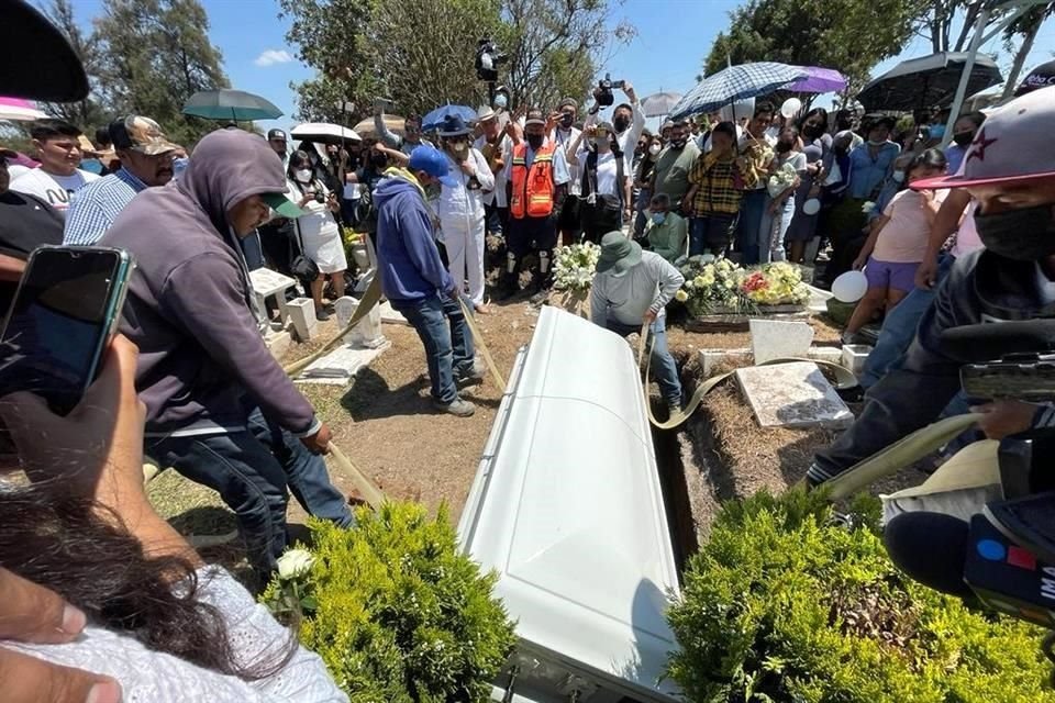 Familiares y amigos de Ángel Yael, estudiante de la UG asesinado el miércoles por la Guardia Nacional, acudieron a la funeraria donde se ofició una misa de cuerpo presente.