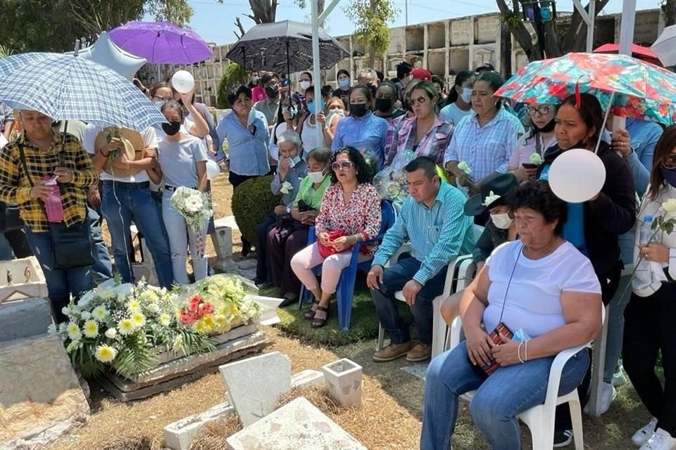 Familiares y amigos de Ángel Yael, estudiante de la UG asesinado el miércoles por la Guardia Nacional, acudieron a la funeraria donde se ofició una misa de cuerpo presente.