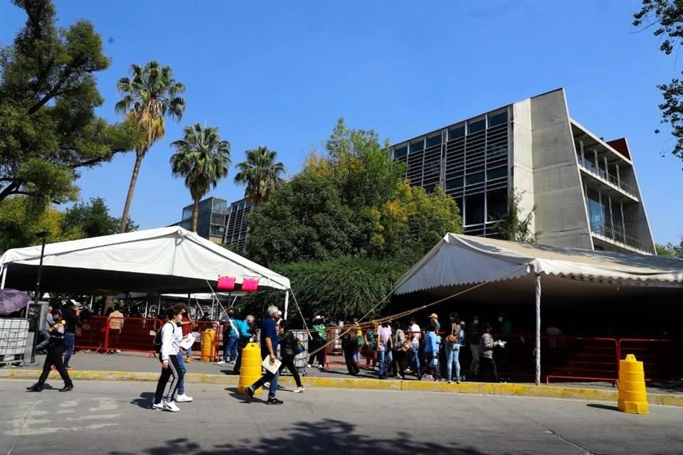 La Biblioteca fungió como centro de vacunación contra el Covid-19; el director del recinto descartó riesgos para el acervo por esta actividad.