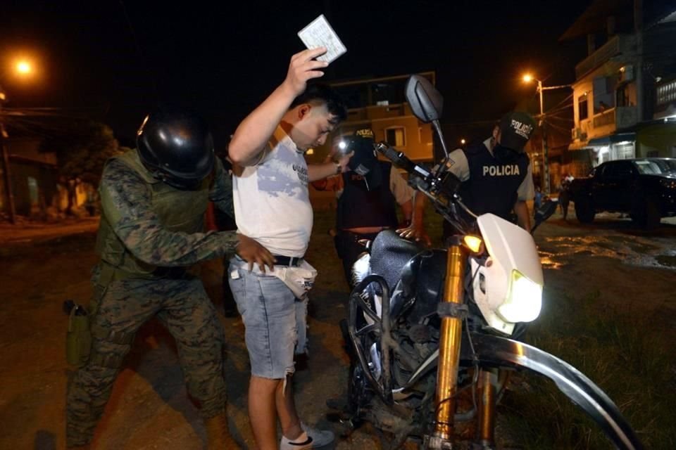 Un soldado revisa a un ciudadano en la provincia de Guayas.