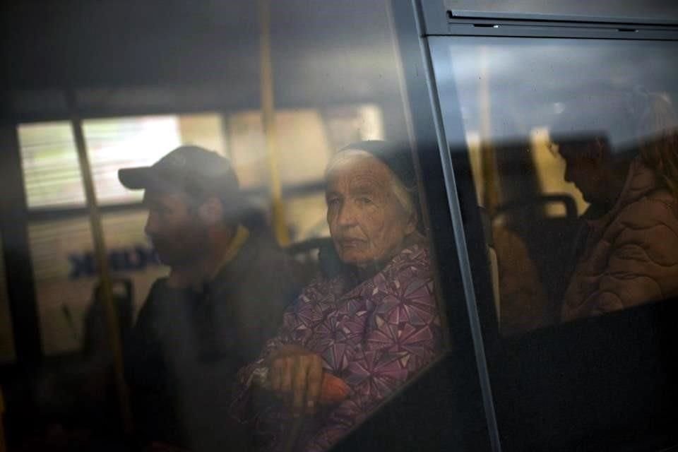 Dos autobuses enviados al este de Ucrania para evacuar a civiles fueron atacados; uno fue hallado horas después con manchas de sangre.