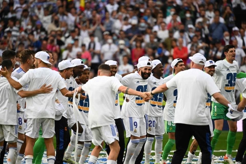 Los jugadores celebraron ante su afición.