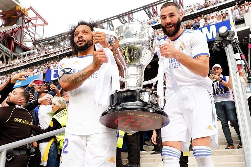 Marcelo y Benzema fueron los encargados de levantar la copa.