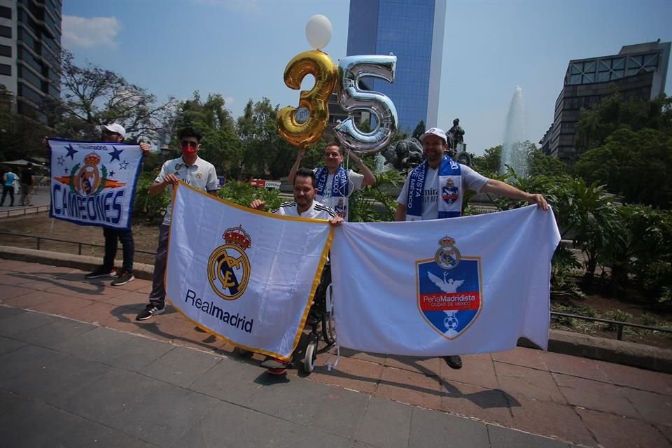 Globos y banderas para celebrar un título más del cuadro merengue.