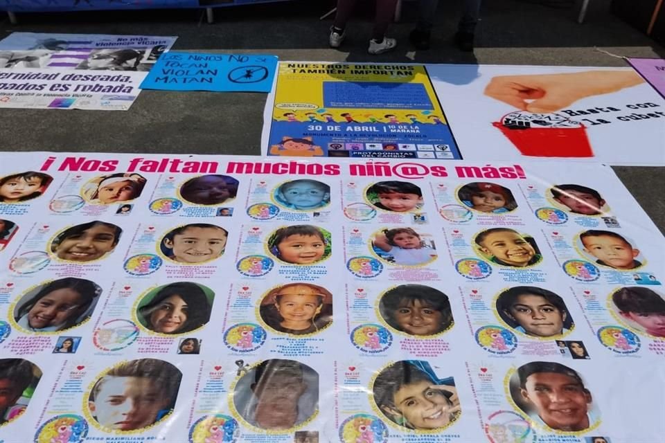 A las 10:00 horas, colectivos como Una luz en tu Camino, Camecai y Hasta Encontrarles, se congregaron para marchar hasta el Zócalo de la Ciudad de México.