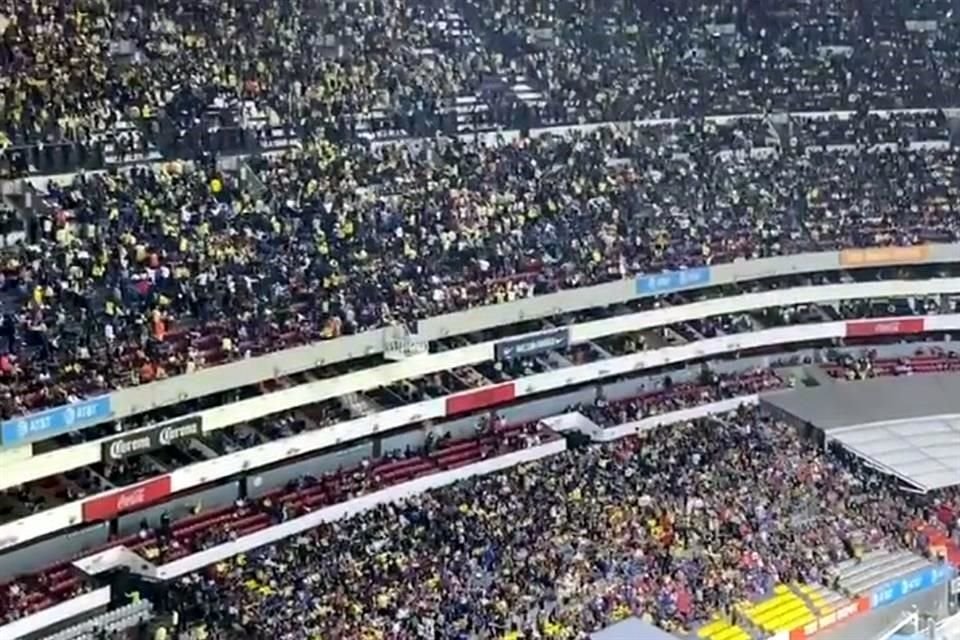 Barristas del América que estaban instalados en las cabeceras arrojaron peluches a los niños de fundaciones que estaban abajo.