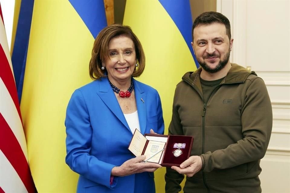 Nancy Pelosi en Kiev con el Presidente ucraniano, Volodymyr Zelensky.