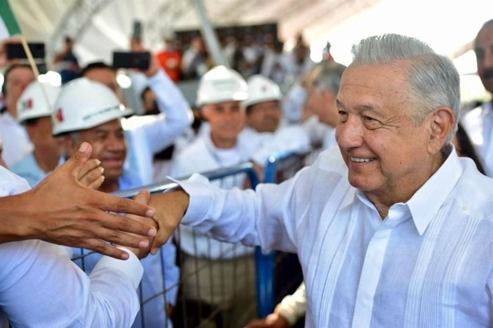 López Obrador saluda a trabajadores de la Refinería Olmeca.