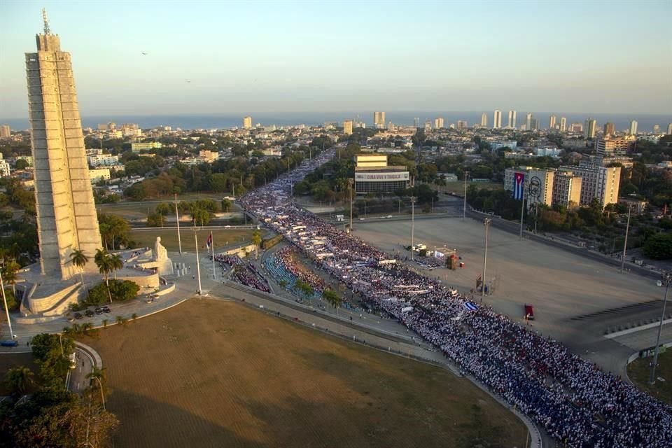 Miles marchan en La Habana, Cuba, hacia la Plaza de la Revolución.