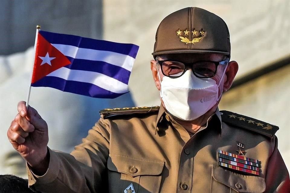 Raúl Castro con una banderita cubana en la marcha de este domingo.