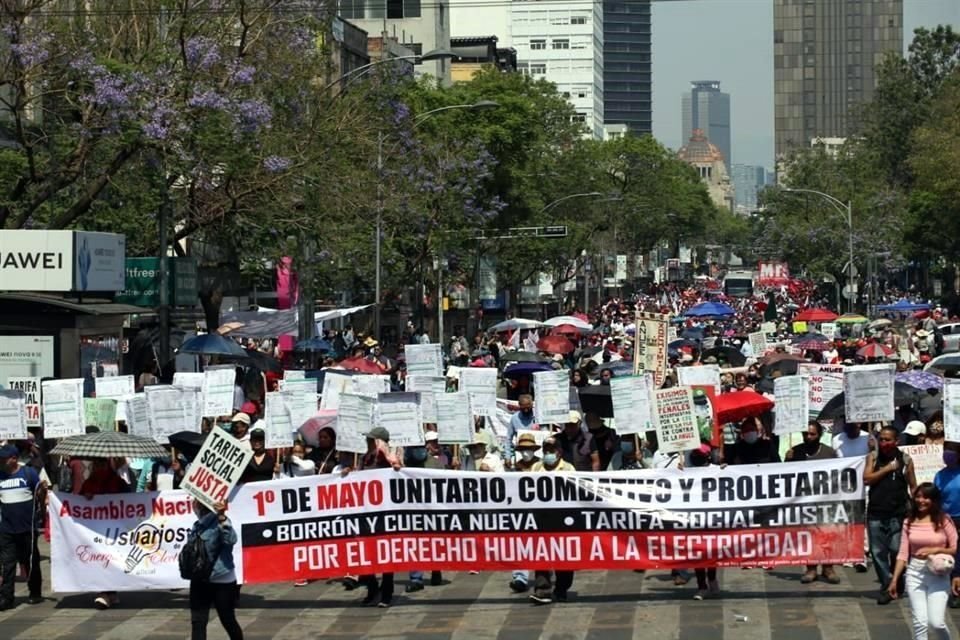 El contingente de trabajadores que marchó desde el Monumento a la Revolución hasta el Zócalo capitalino.