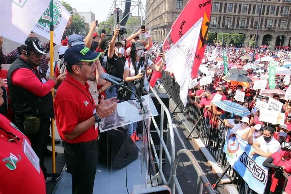 Hernández Juárez, líder del Sindicato de Telefonistas de la República Mexicana, en su discurso en la Plaza de la Constitución.