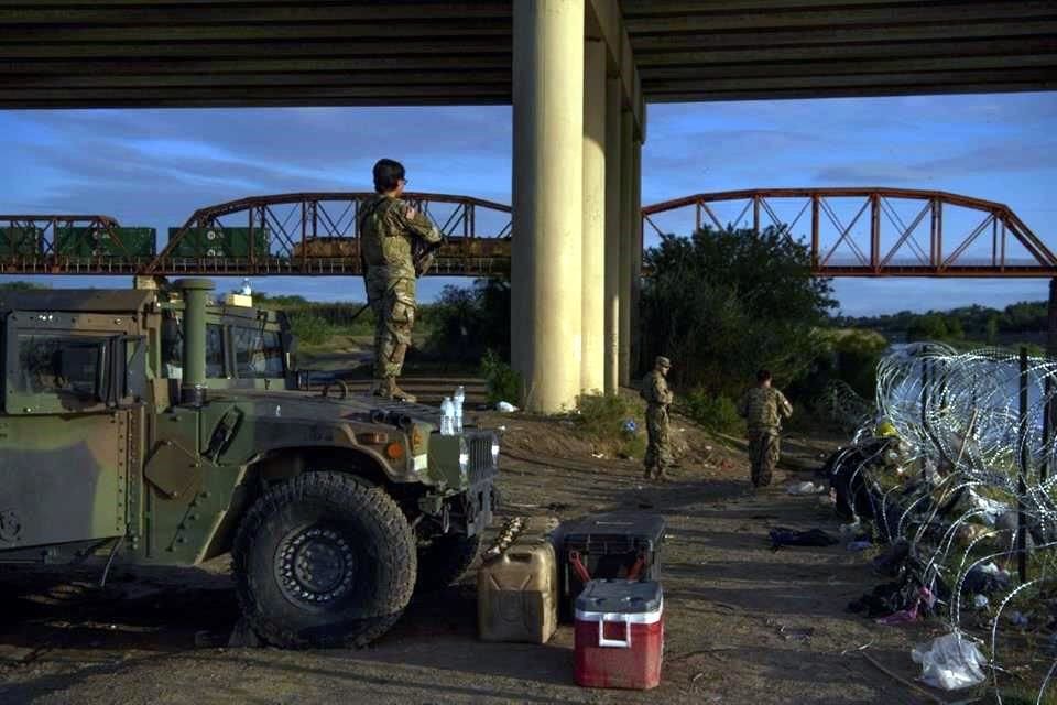 Miembros de la Guardia Nacional de Texas vigilan la frontera en Eagle Pass como parte de la campaña contra la migración del Gobernador Greg Abbott.
