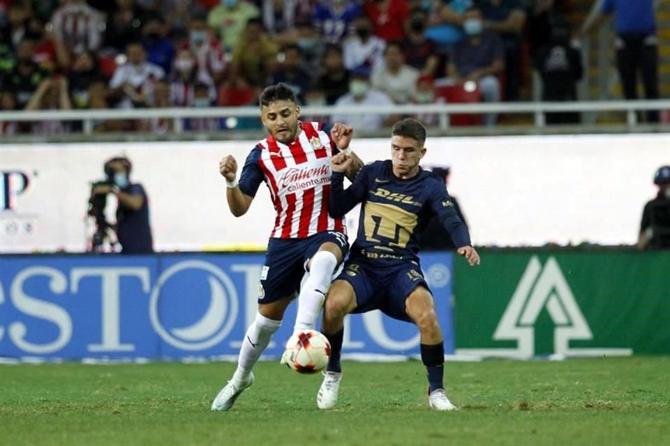 Chivas venció a Pumas 3-1 en la Jornada 16.