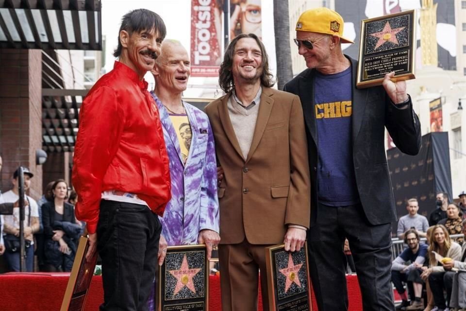 Chad Smith, baterista de Red Hot Chili Peppers, homenajeó a Taylor Hawkins, músico de Foo Fighters, durante un show en Nueva Orleans.