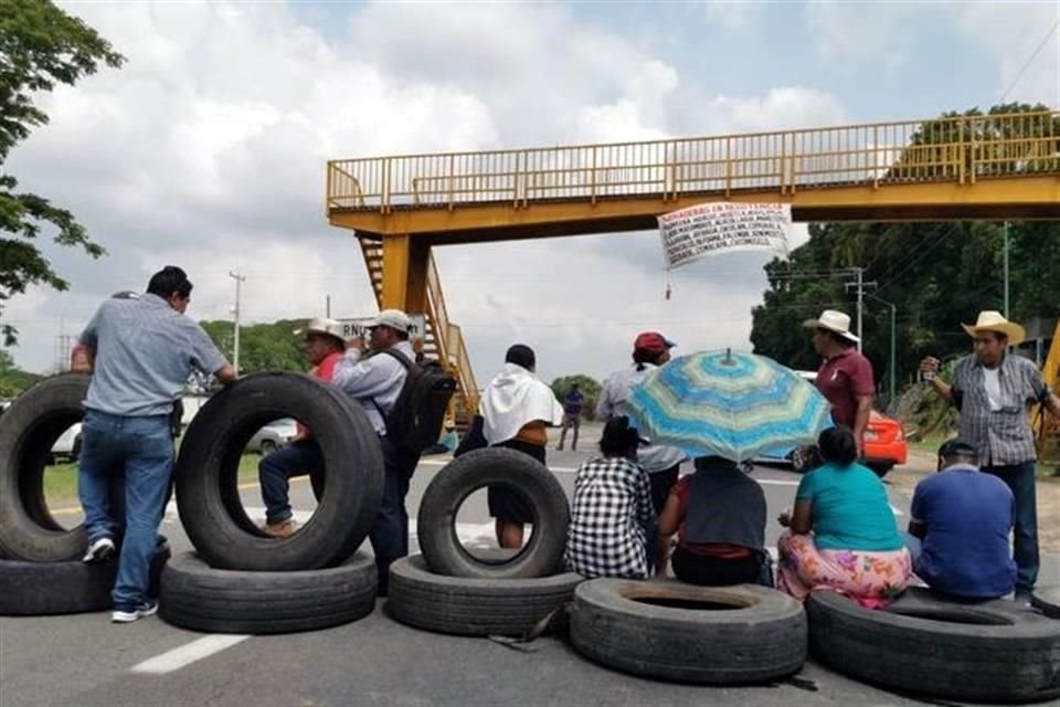 Los bloqueos en la zona de Pijijiapan llevan más de 4 horas con 30 minutos, de acuerdo a afectados.