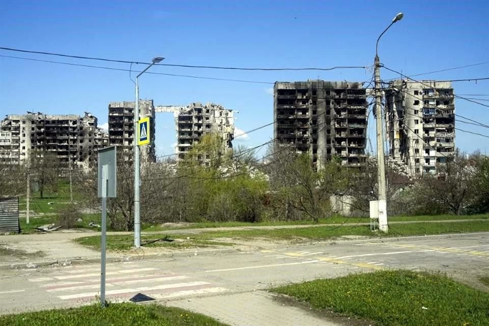 Vista de edificios destruidos en Mariúpol, que actualmente está controlada por las fuerzas separatistas de Donetsk.
