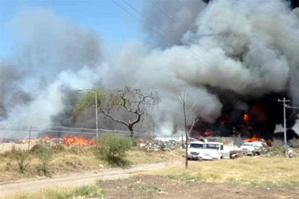 Pese a que MURAL publicó en marzo que en Tlajomulco hay un depósito de llantas en riesgo de incendio, el Municipio fue omiso y se incendió.