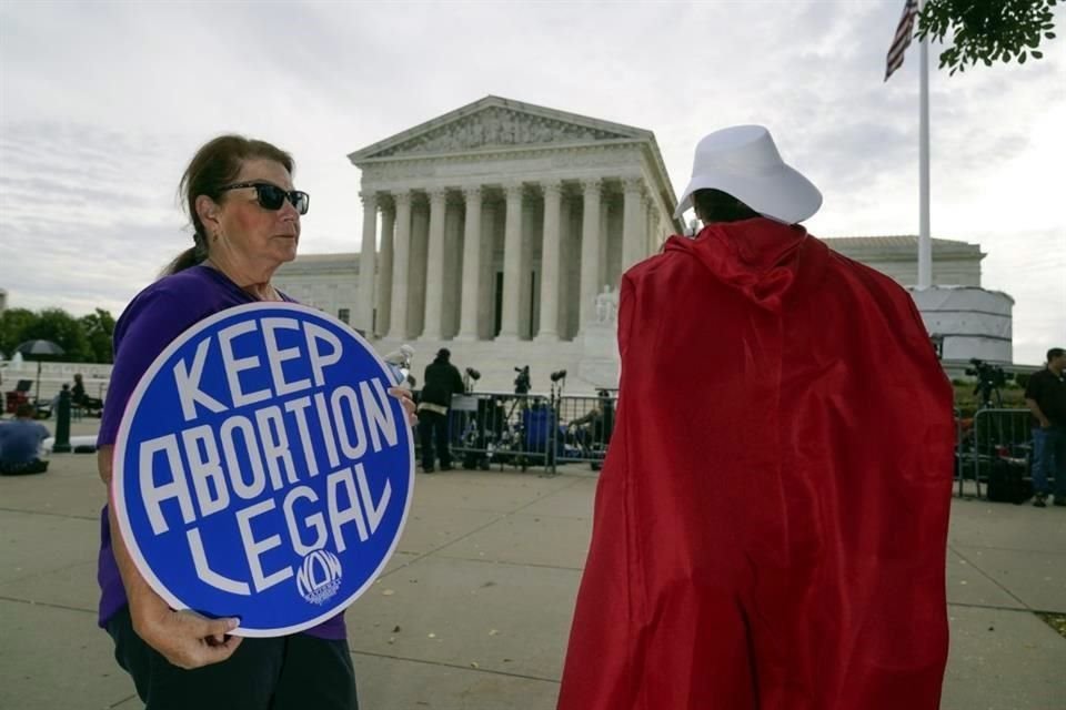 Por mayoría, la Suprema Corte de EU votaría a favor de anular el histórico fallo que protege el derecho al aborto, según un primer borrador.