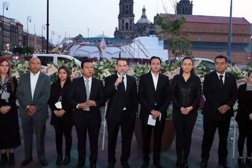 Diputados del PAN colocaron una ofrenda floral frente a la Sede del Gobierno Capitalino en protesta y conmemoración por incidente de L-12.