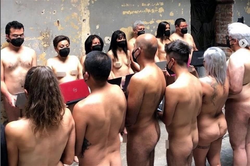 A distancia, desde NY, Tunick dirige el proyecto 'Stay Apart Together', realizado en las instalaciones de Proyecto Público Prim, en la Juárez.