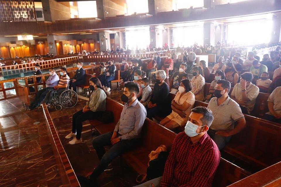 Familiares de las víctimas que iban en el convoy que se desplomó en la Línea 12 del Metro, presencian una misa, en la Basílica de Guadalupe.