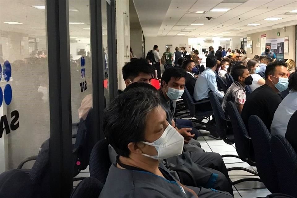 El nuevo trámite está presionando más la atención a los contribuyentes, pues hay mayor afluencia en oficinas del SAT.