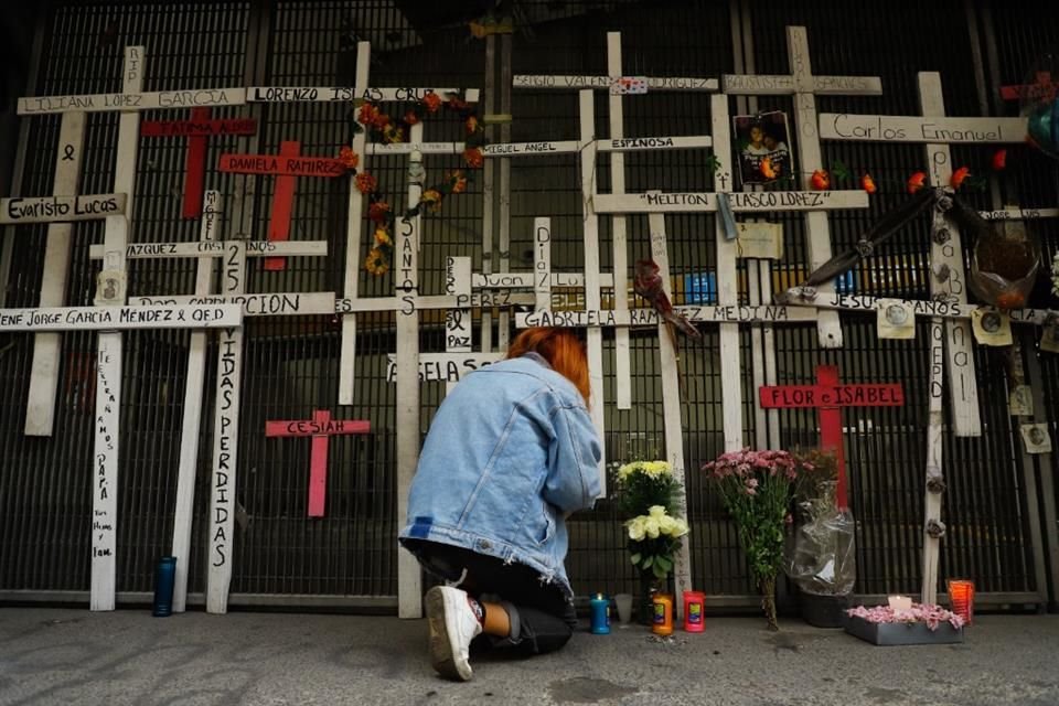 Colocaron dos cruces de rosas y guardaron un minuto de silencio.