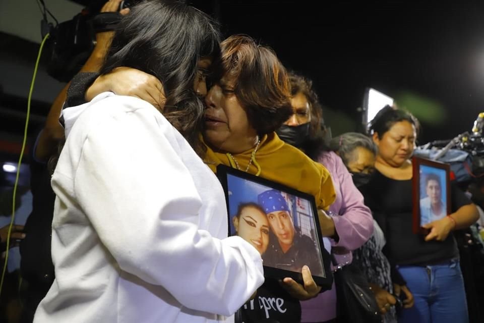 Alrededor de las 22:00 horas, la misa en honor de los fallecidos dio inicio.