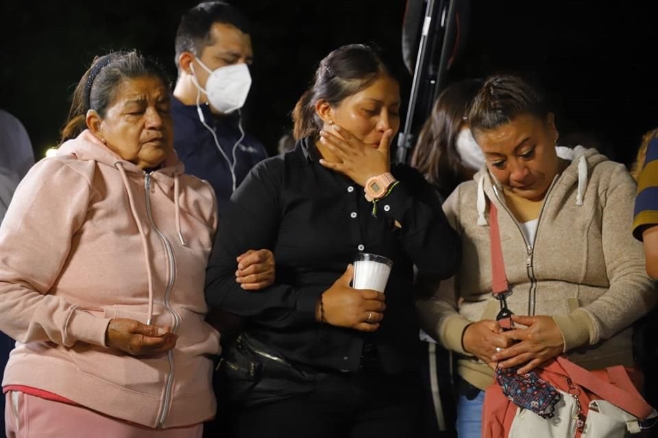 Familiares se aglomeraron y recordaron los hechos en una ceremonia que concluyó momentos antes de la 23:00 horas.