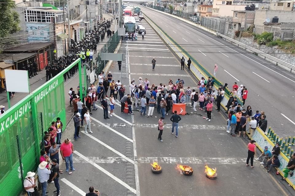 Pobladores de San Miguel Topilejo, en la Alcaldía Tlalpan, bloquean la México-Cuernavaca, a la altura del kilómetro 30; el paso hacia la caseta está suspendido.