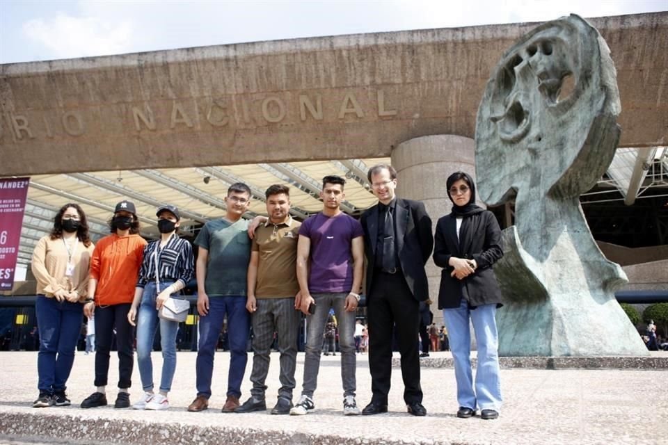 De izq. a der. Rosa Guel (de Proyecto Habesha), Azheena Jahanbin, Zakia Malik, Abdulmajeed Andkhoie, Mustafa Naeebi, Nasratullah Popal, William Harvey (coimpulsor de la iniciativa) y Sharifa Husseini.