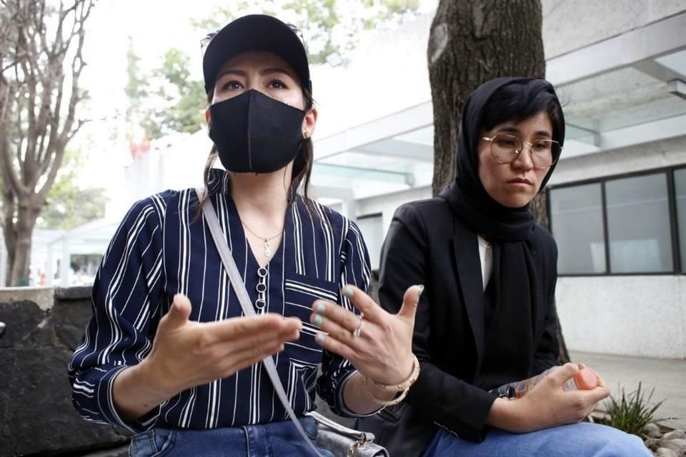 Zakia Malik, defensora de los derechos de las mujeres, y Sharifa Hussaini, intérprete de dambora, una especie de laúd regional.