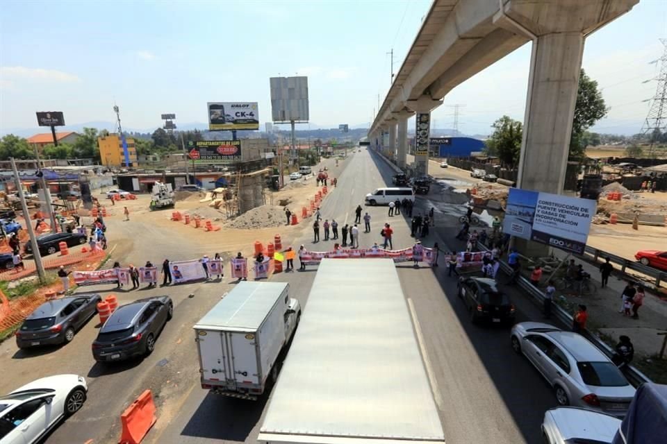 Familiares de desaparecidos cierran la carretera México Toluca a la altura del Municipio de Ocoyoacac.