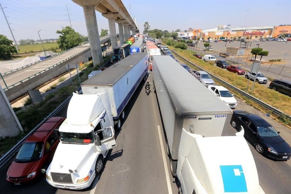 El bloqueo de los familiares ha ocasionado tráfico en la zona.