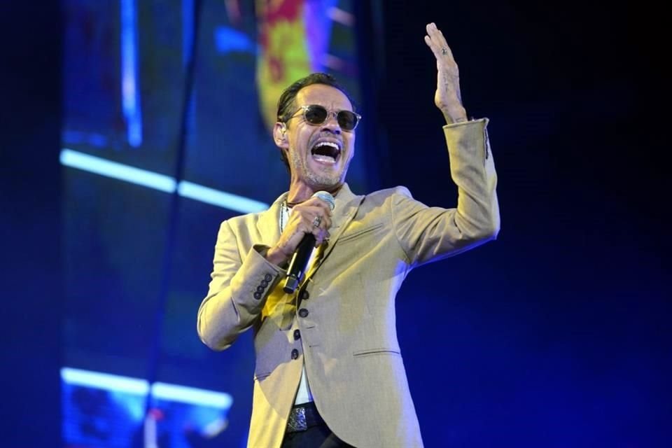 Marc Anthony se accidentó al subir al escenario de uno de sus conciertos en Panamá, lo que provocó la cancelación del recital.