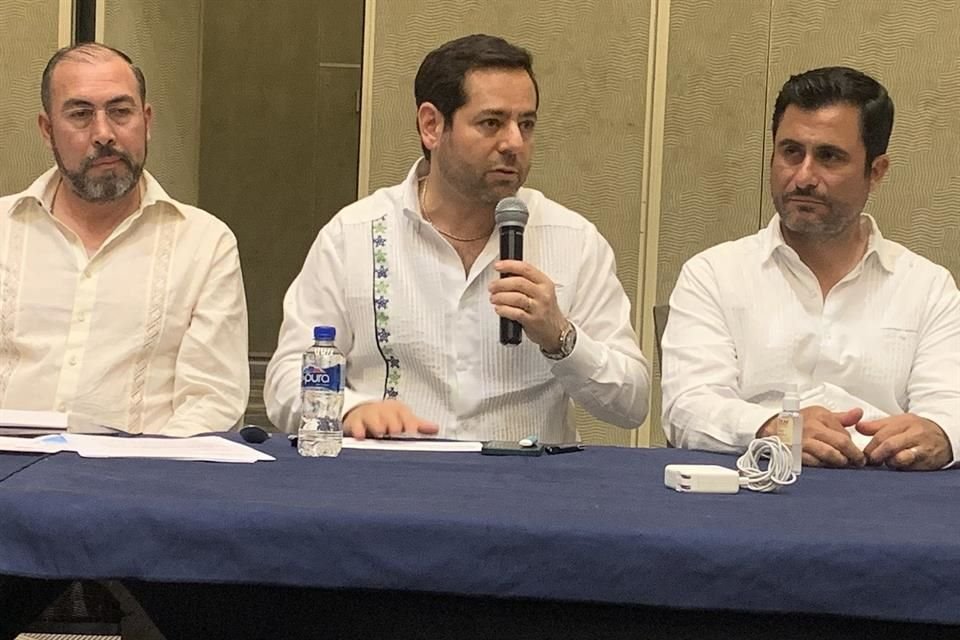 El líder de Concamin (centro) manifestó su interés por participar en las obras del Gobierno.