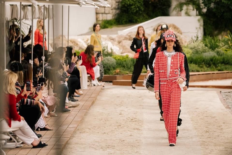 El desfile de la pasarela Crucero 2023 de Chanel atrajo a una gran cantidad de celebridades, desde Kristen Stewart hasta Vanessa Paradis.