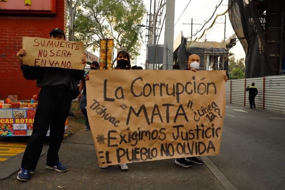 En las protestas durante la conmemoración del primer año del colapso, el 3 de mayo, vecinos mostraron pancartas contra el Gobierno.